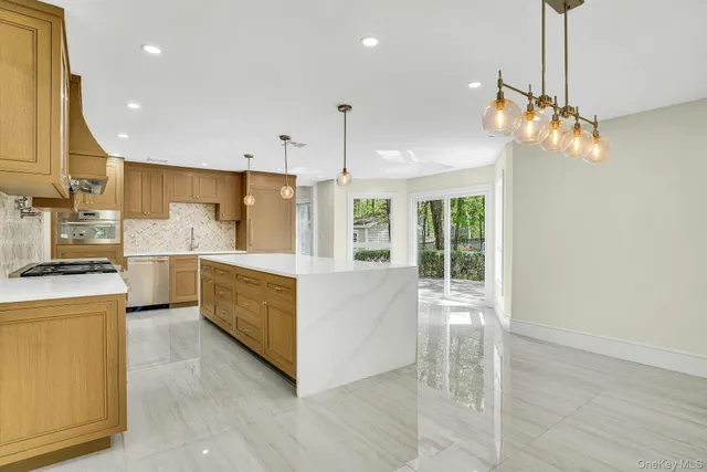 $1,649,000 | 7 McCulloch Drive, Dix Hills, NY 11746