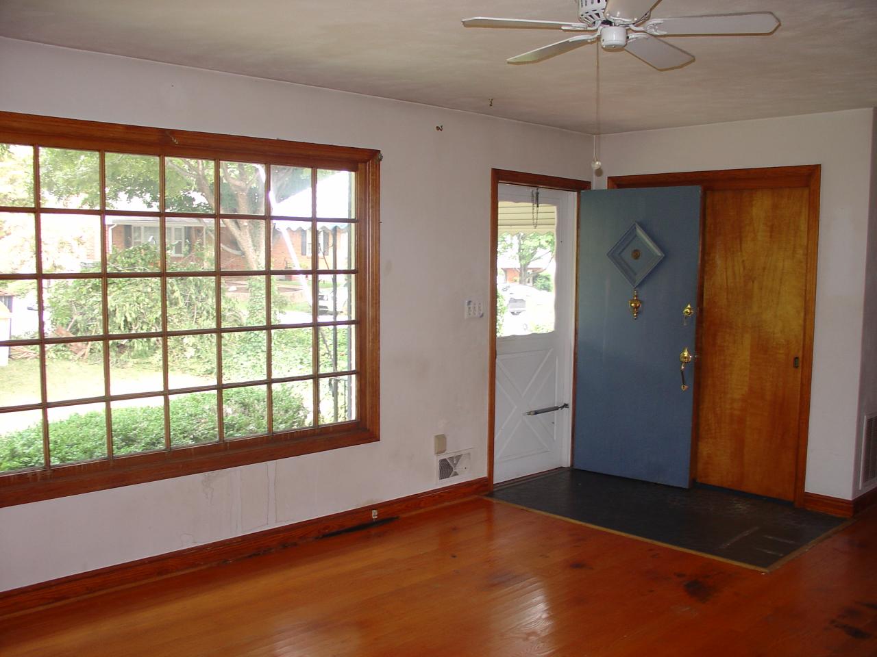 1750 Glendon Road Salem, VA 24153 - Photo 2 of 6 Living Room With Hardwood Floors