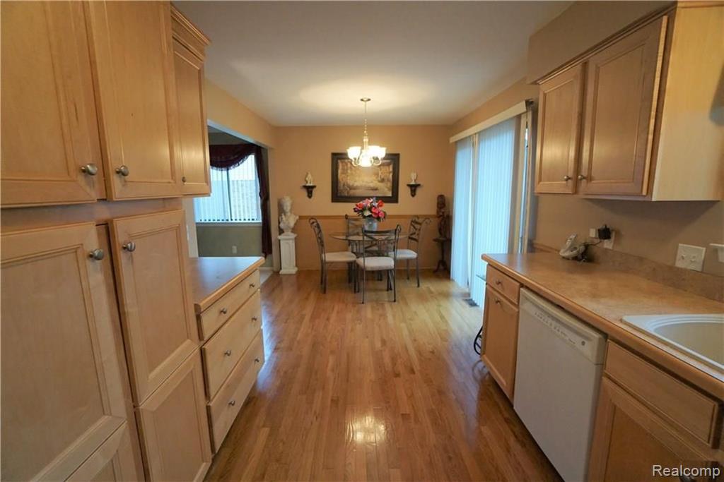 1098 Paddington Road Canton, MI 48187 - Photo 14 of 35