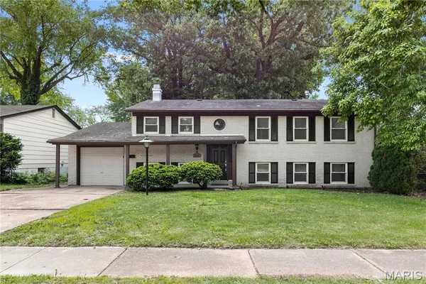 $210,000 | 2010 East Humes Lane, Florissant, MO 63033