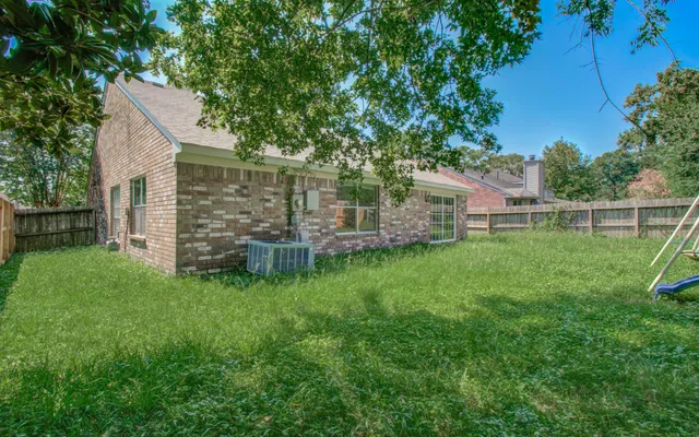 a view of a house with backyard and garden