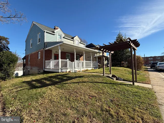 a view of a house with backyard and a tree