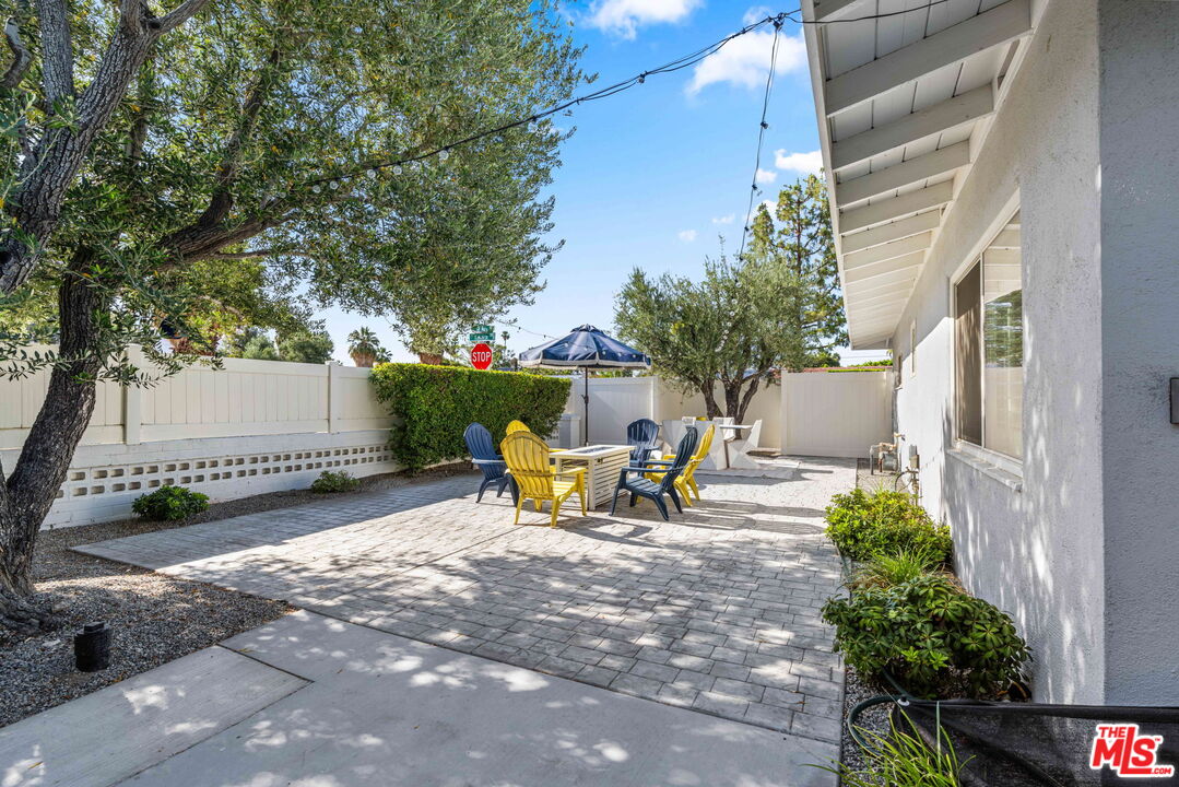 1399 Tamarisk Road Palm Springs, CA 92262 - Photo 28 of 28 a bench is sitting in middle of house