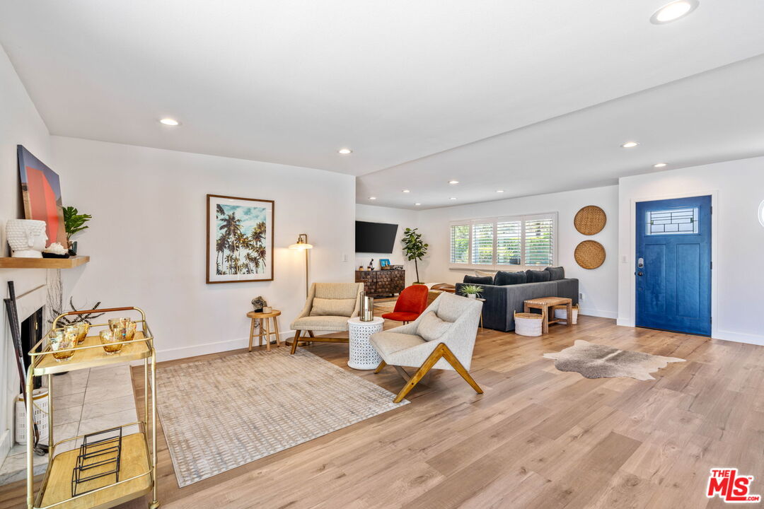 1399 Tamarisk Road Palm Springs, CA 92262 - Photo 4 of 28 a living room with furniture and a flat screen tv