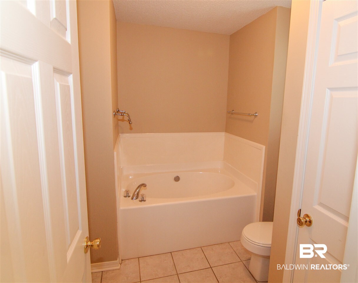 212 Sagebrush Loop Fairhope, AL 36532 - Photo 10 of 19 Master Garden Tub