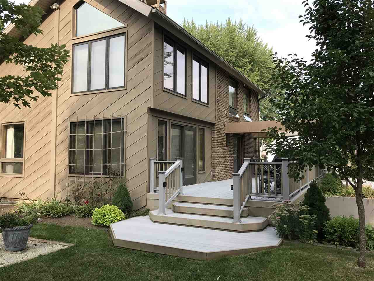 8771 East Black Point Road Syracuse, IN 46567 - Photo 1 of 32 Gallery Image 1