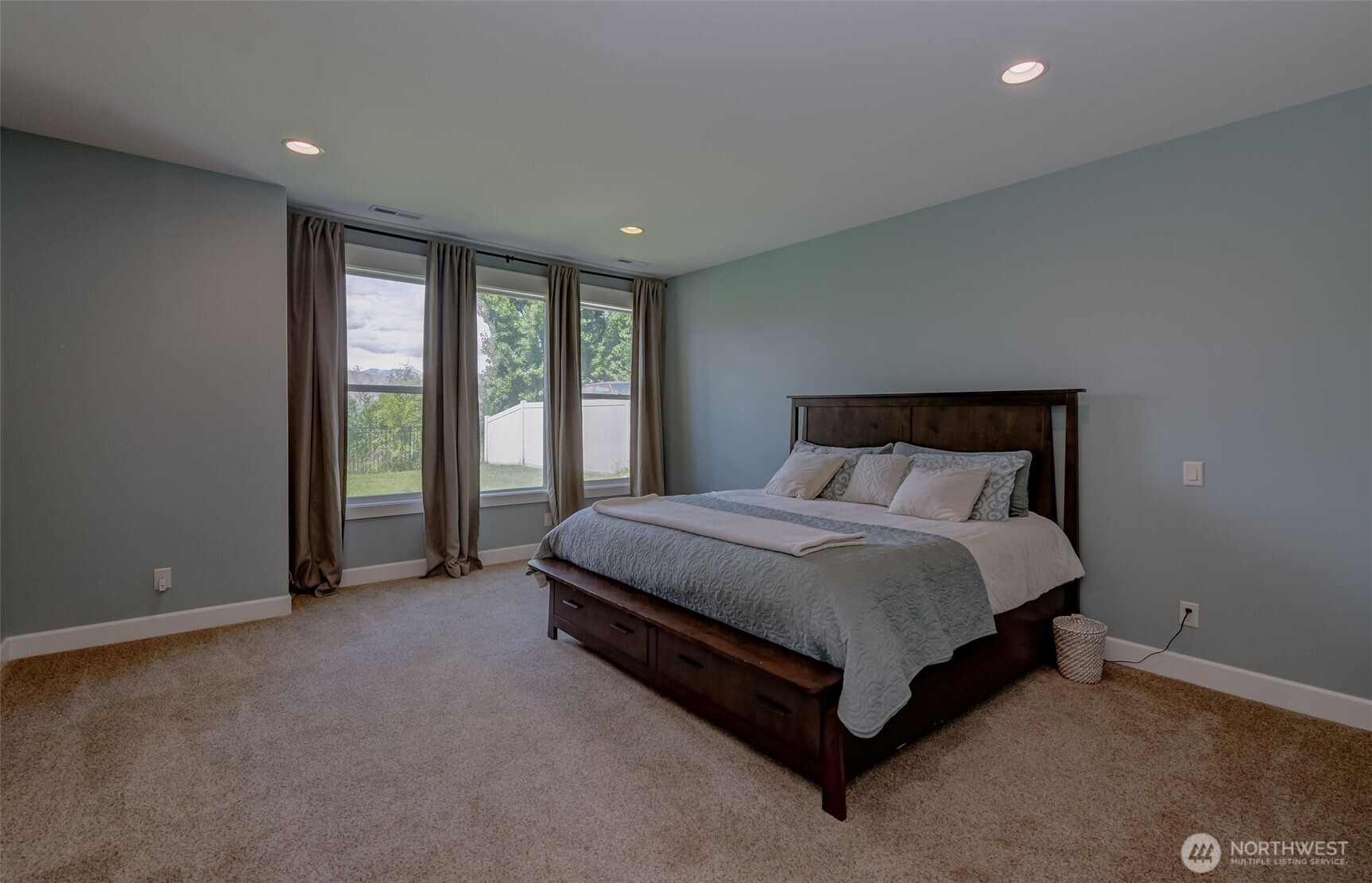 1400 Westpoint Place Wenatchee, WA 98801 - Photo 19 of 36 a spacious bedroom with a bed and a large window