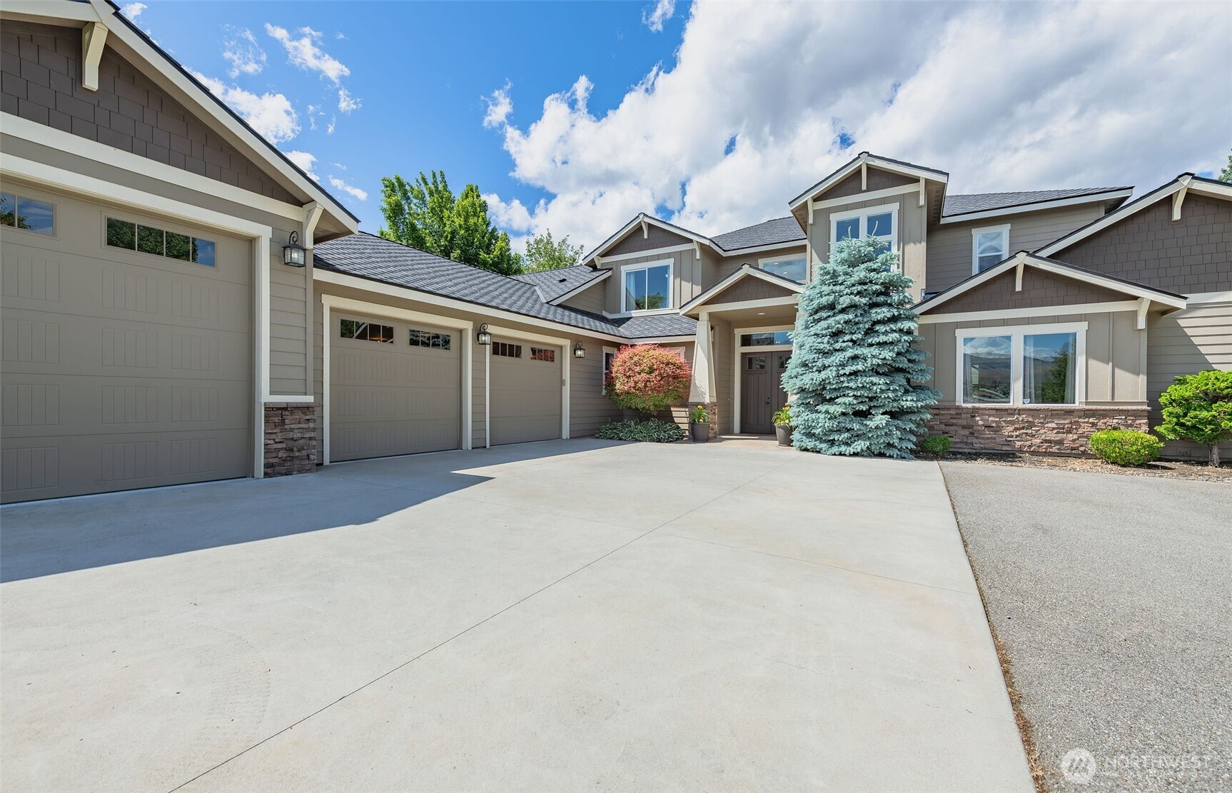 1400 Westpoint Place Wenatchee, WA 98801 - Photo 2 of 36 front view of a house with a yard