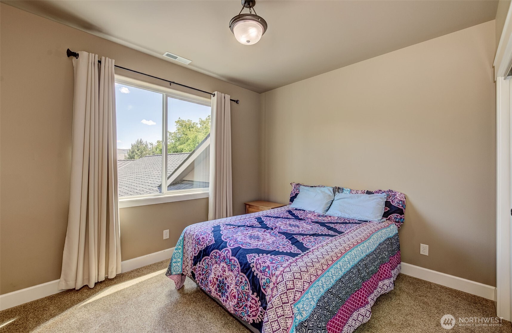 1400 Westpoint Place Wenatchee, WA 98801 - Photo 33 of 36 a bedroom with a bed and window