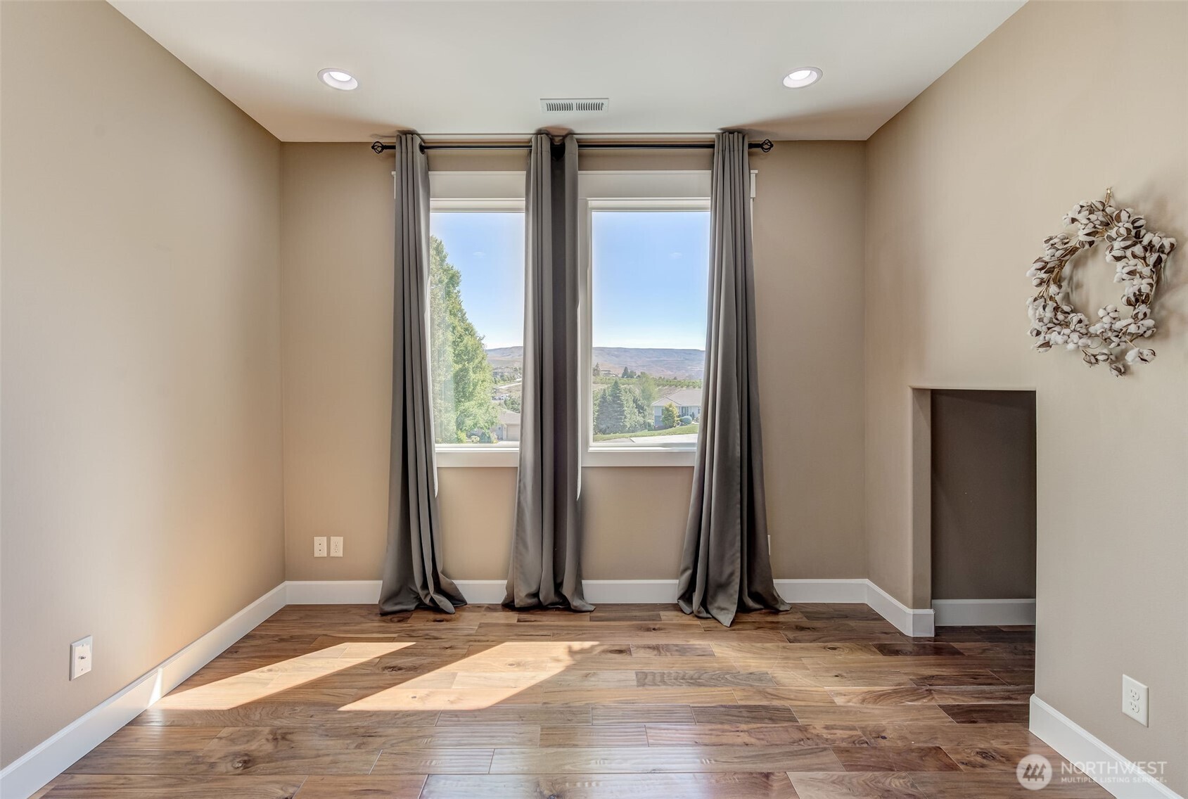 1400 Westpoint Place Wenatchee, WA 98801 - Photo 36 of 36 an empty room with wooden floor and a window