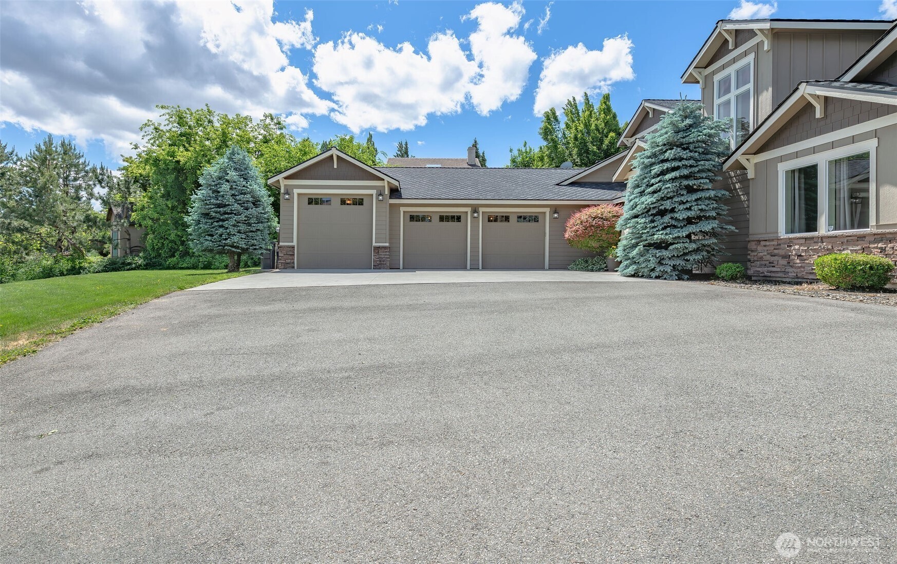 1400 Westpoint Place Wenatchee, WA 98801 - Photo 10 of 36 front view of house with a yard and trees in the background
