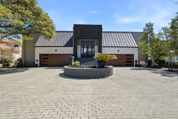 a view of a house with backyard and sitting area