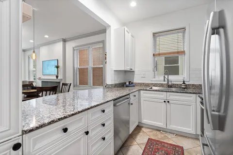 $725,000 | 1322 West Belmont Avenue, Unit 1W, Chicago, IL 60657
