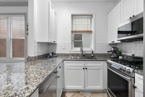 $725,000 | 1322 West Belmont Avenue, Unit 1W, Chicago, IL 60657
