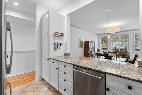 $725,000 | 1322 West Belmont Avenue, Unit 1W, Chicago, IL 60657