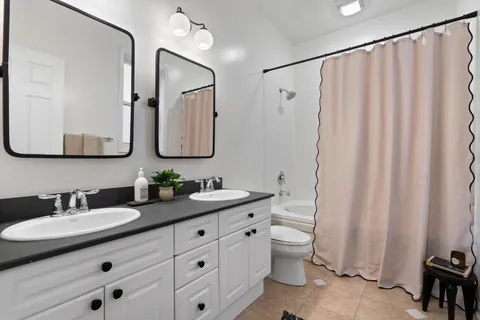 $725,000 | 1322 West Belmont Avenue, Unit 1W, Chicago, IL 60657