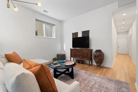 $725,000 | 1322 West Belmont Avenue, Unit 1W, Chicago, IL 60657