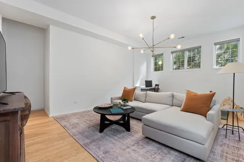 $725,000 | 1322 West Belmont Avenue, Unit 1W, Chicago, IL 60657