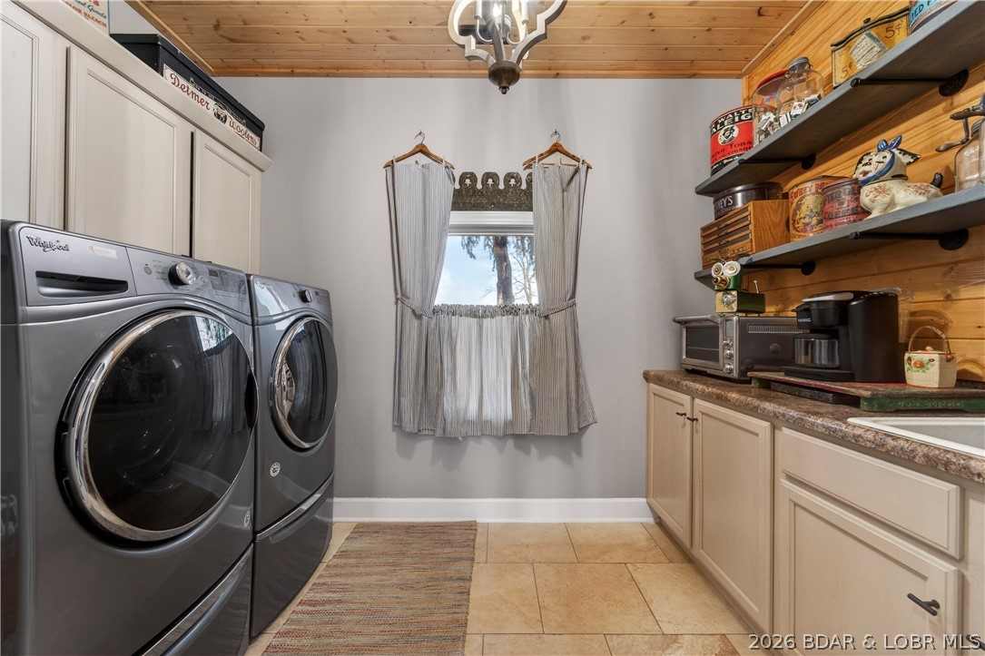 890 Anemone Road Lake Ozark, MO 65049 - Photo 33 of 63 Laundry/ Mud Room