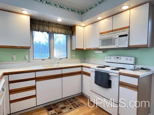 N21331 W Road Niagara, WI 54151 - Photo 5 of 38