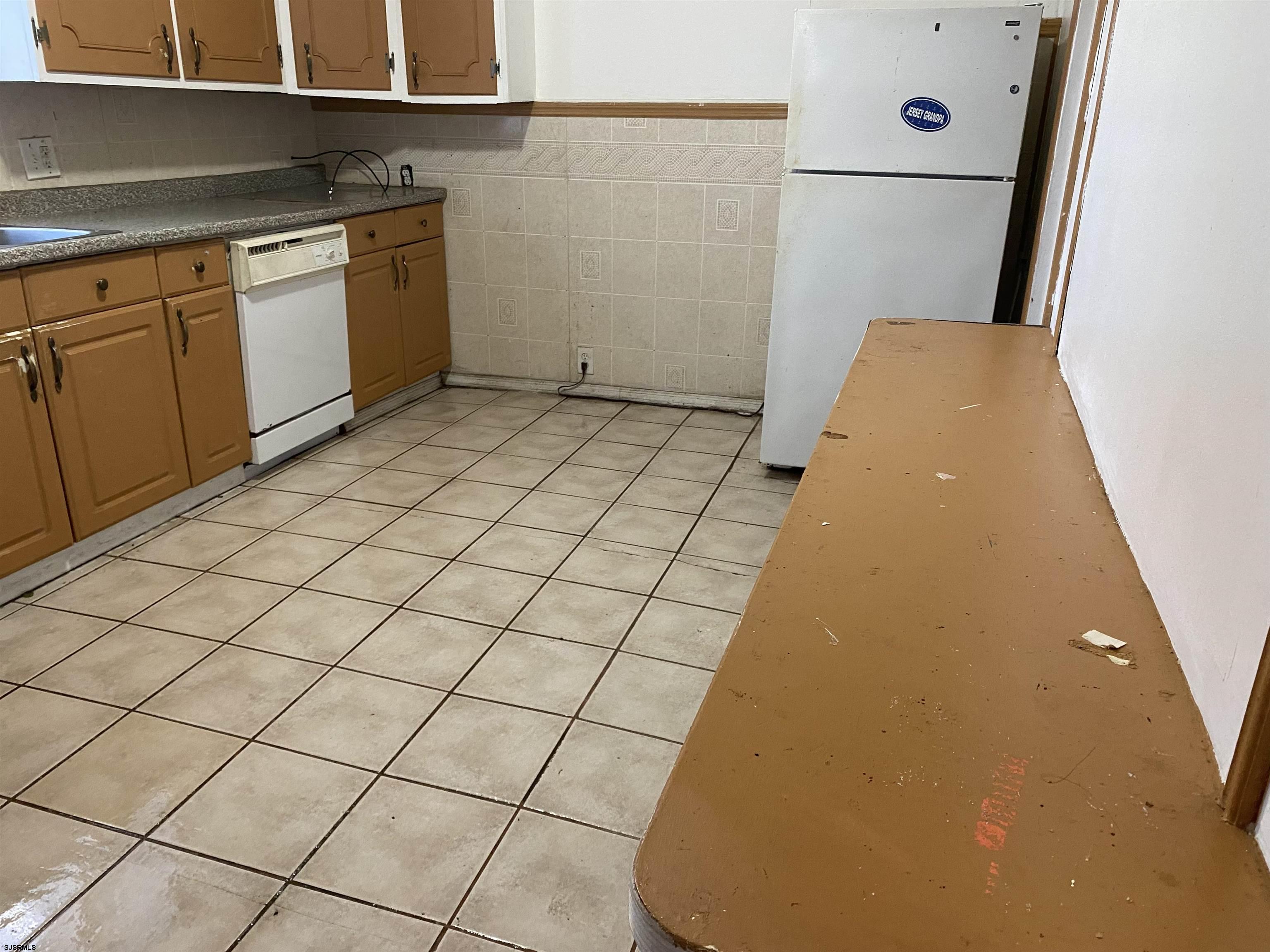 137 West Edgewater Avenue Pleasantville, NJ 08232 - Photo 12 of 36 a view of a garage