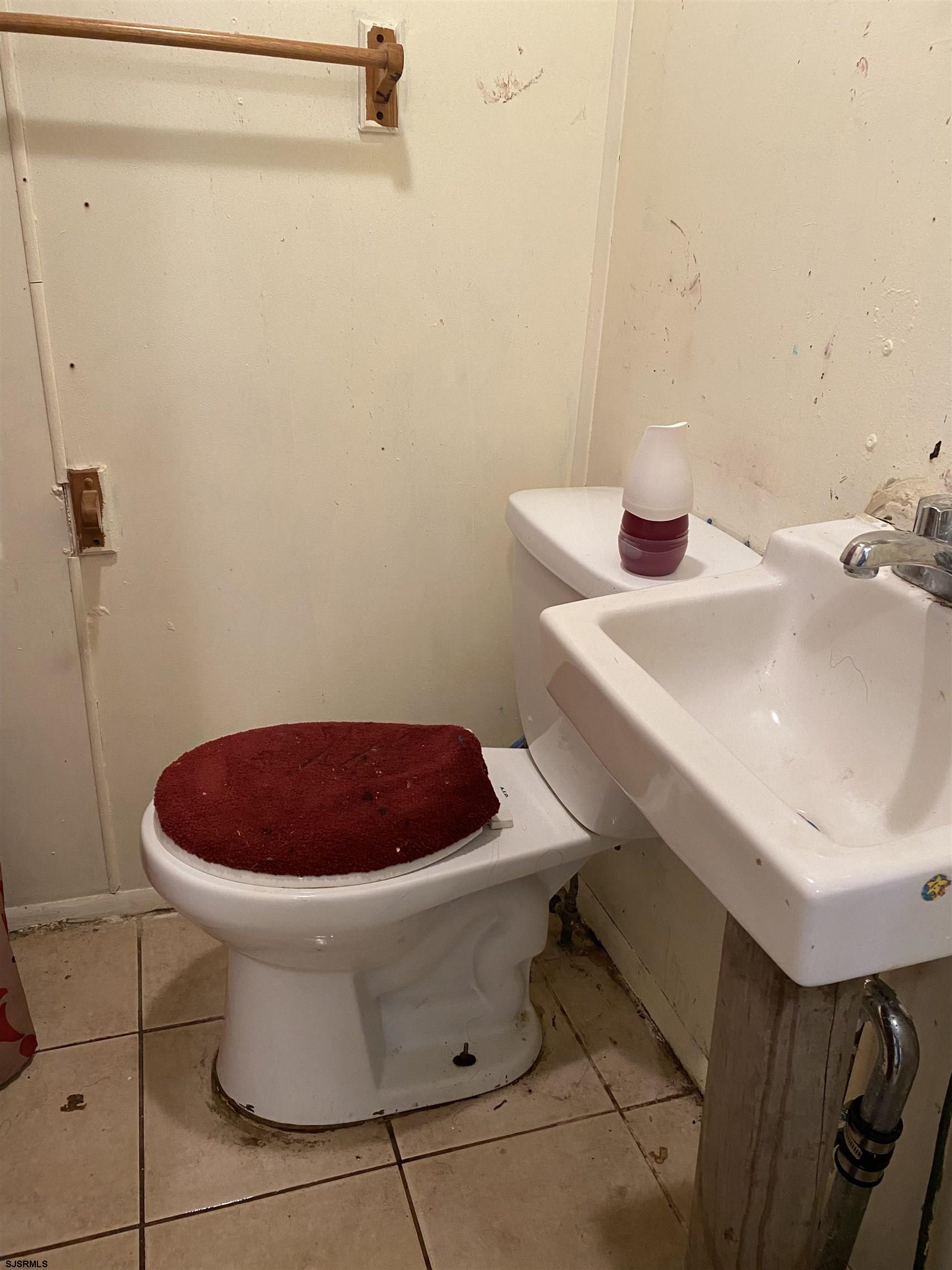 137 West Edgewater Avenue Pleasantville, NJ 08232 - Photo 13 of 36 a bathroom with a sink and toilet