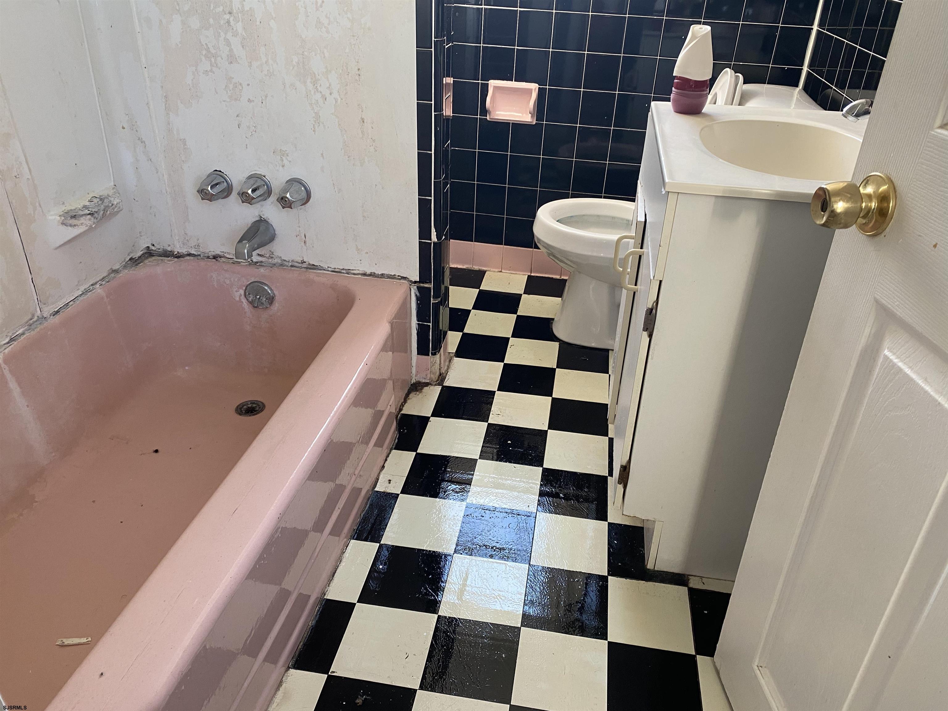 137 West Edgewater Avenue Pleasantville, NJ 08232 - Photo 18 of 36 a bathroom with a black and white checkered floor