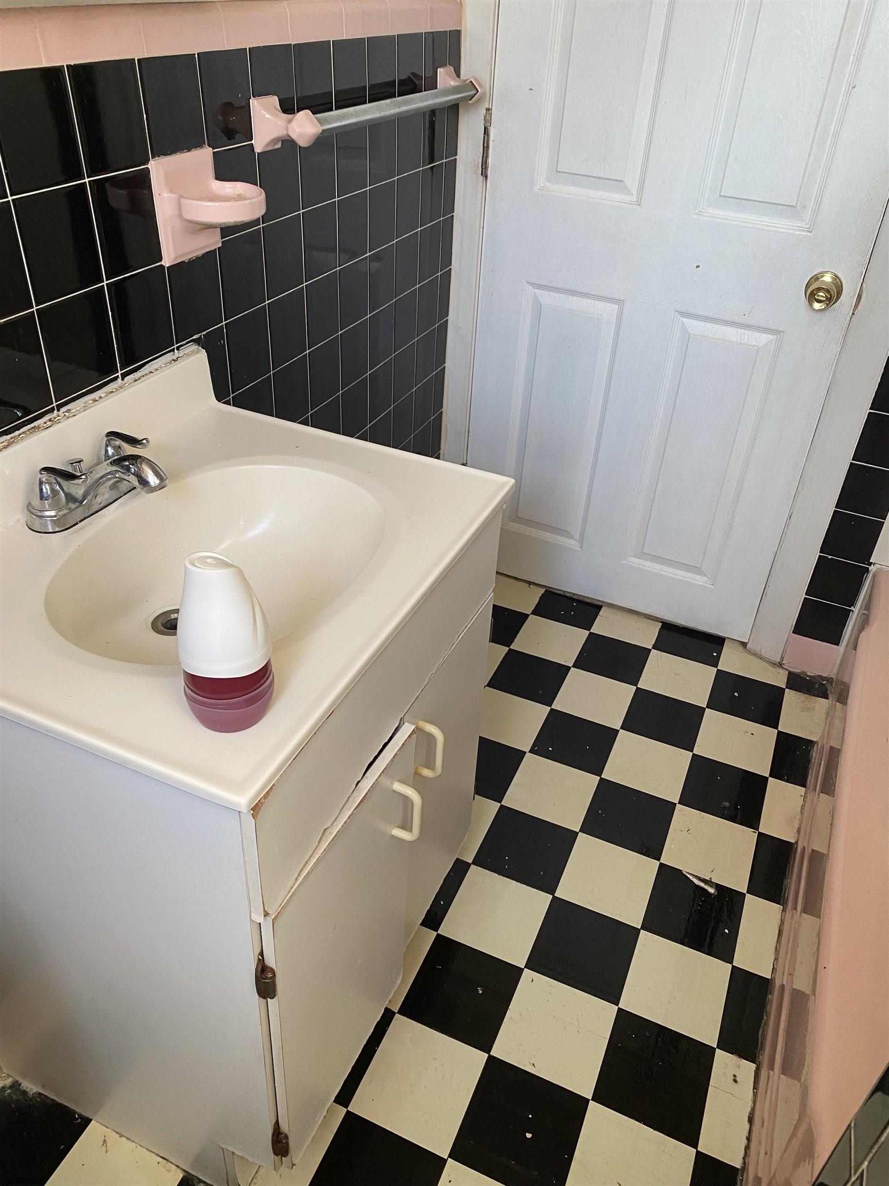 137 West Edgewater Avenue Pleasantville, NJ 08232 - Photo 19 of 36 a bathroom with a sink and a mirror