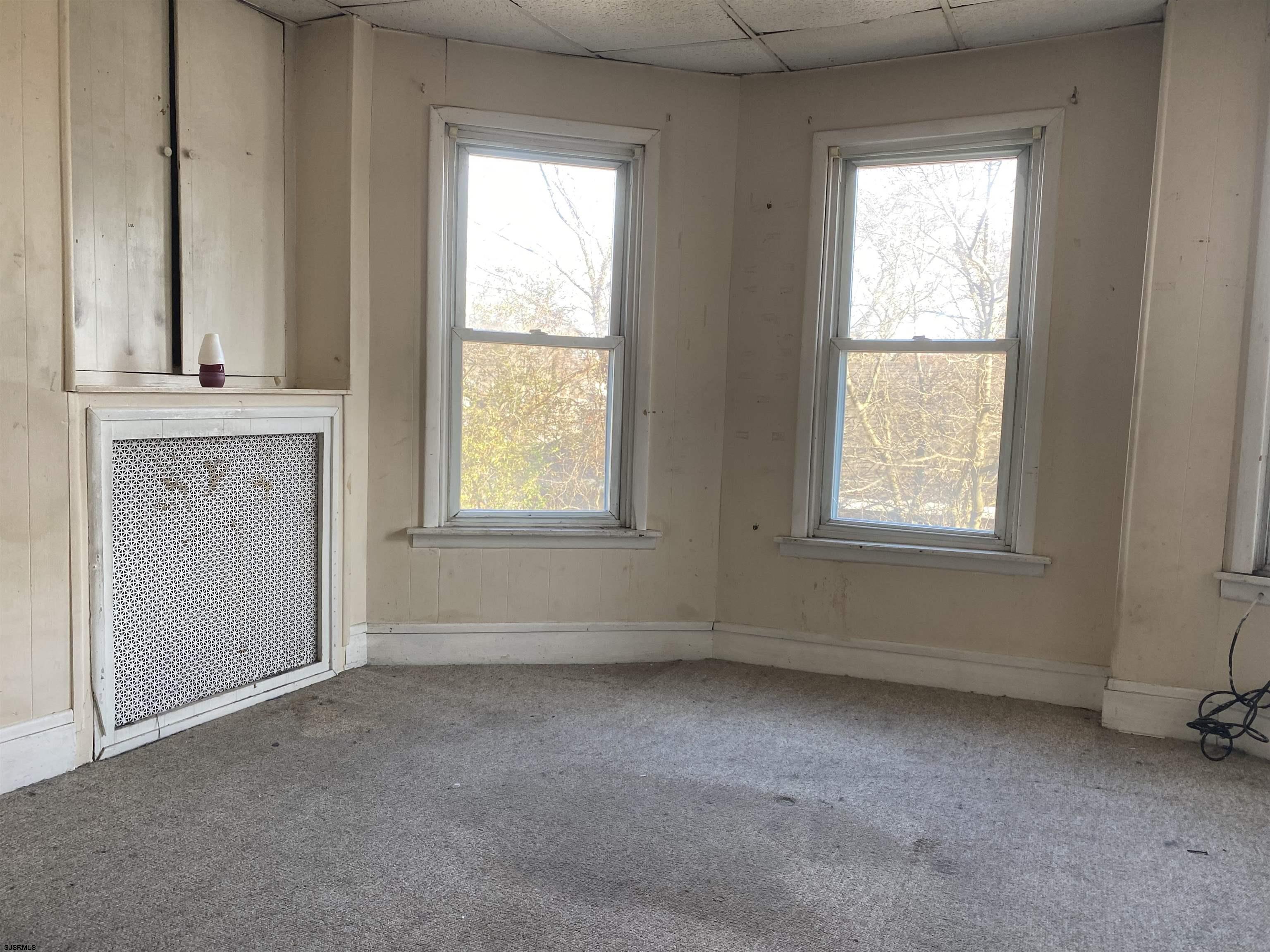 137 West Edgewater Avenue Pleasantville, NJ 08232 - Photo 20 of 36 an empty room with windows