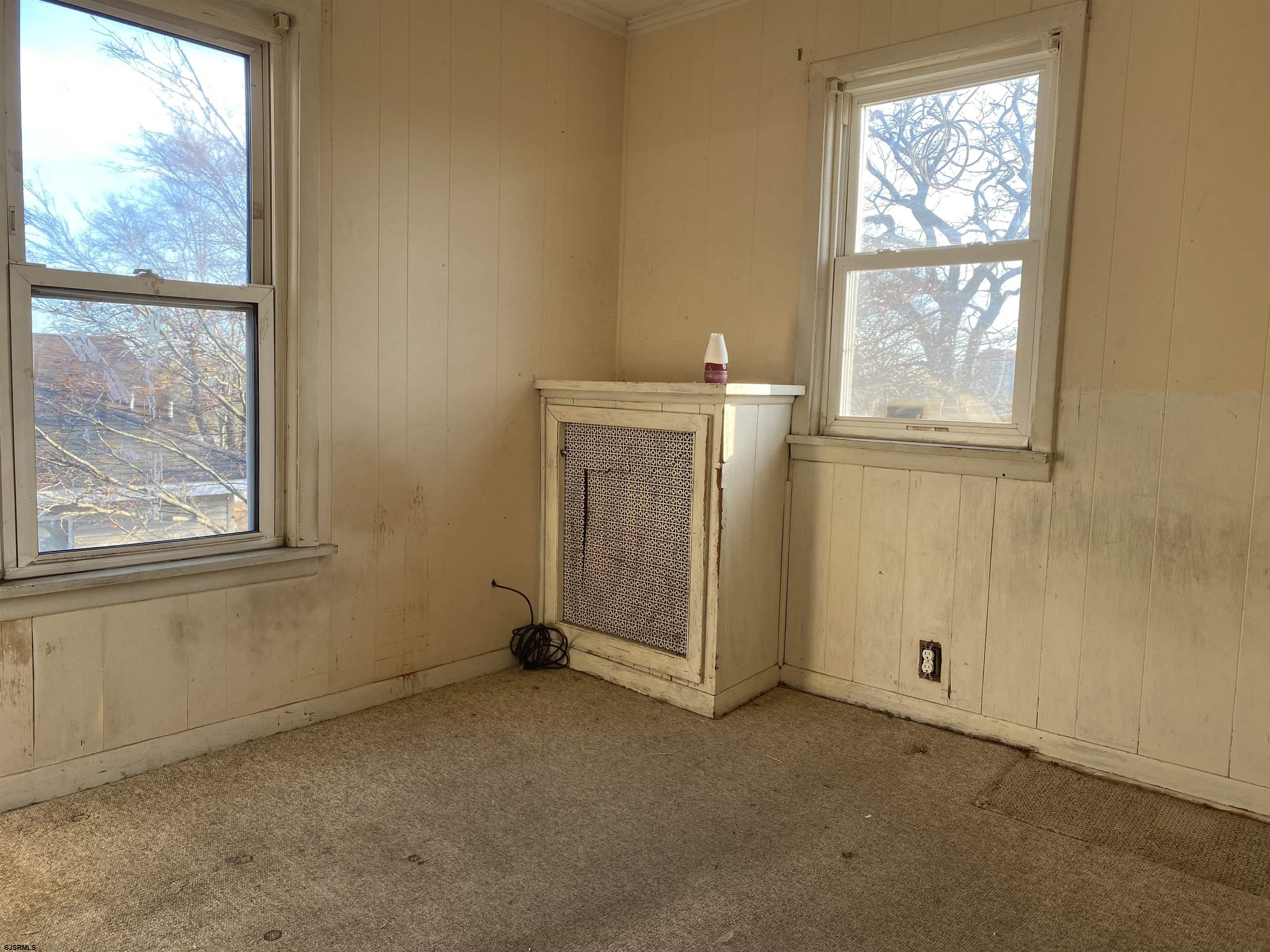137 West Edgewater Avenue Pleasantville, NJ 08232 - Photo 22 of 36 an empty room with windows