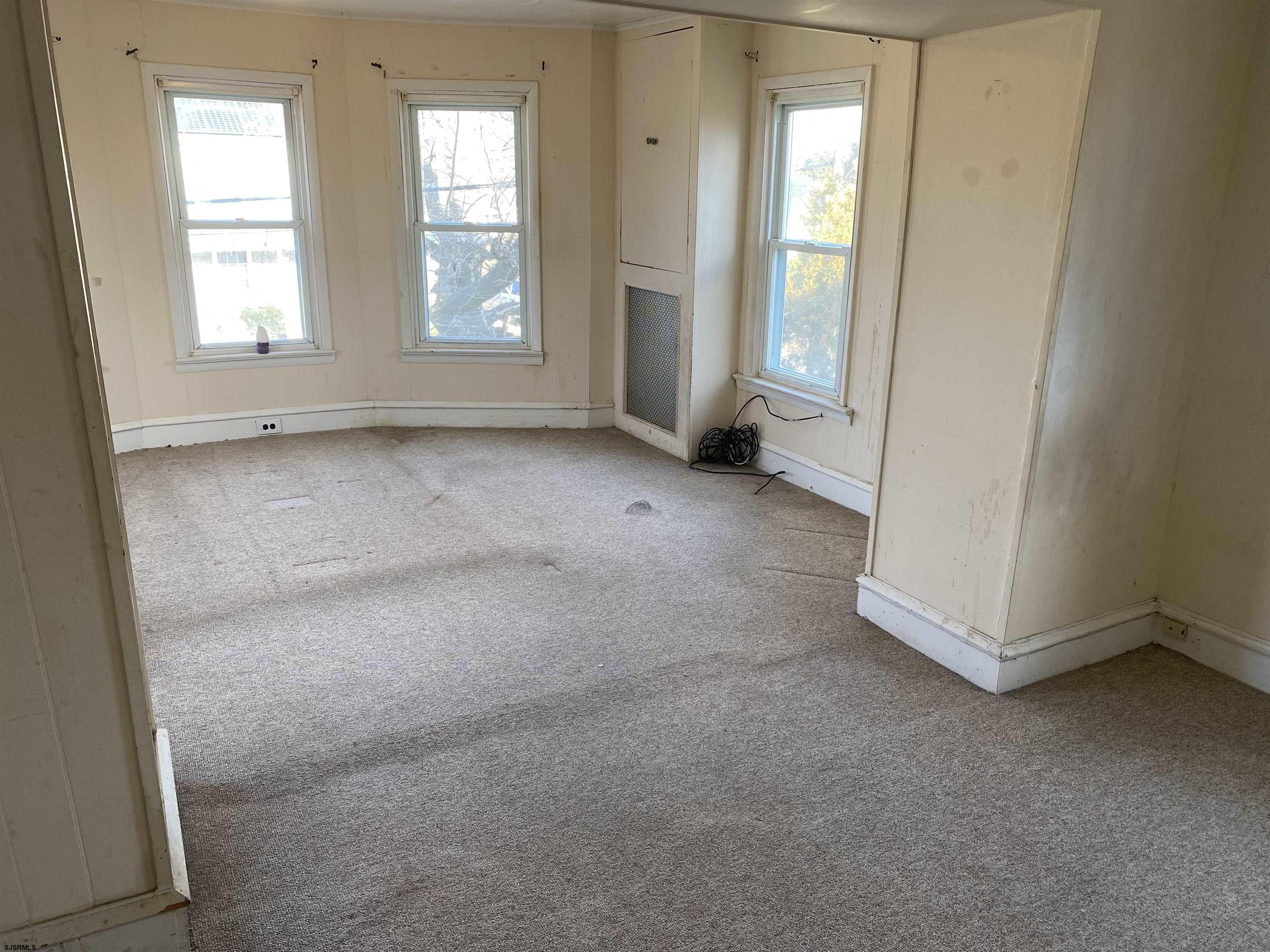 137 West Edgewater Avenue Pleasantville, NJ 08232 - Photo 24 of 36 an empty room with windows