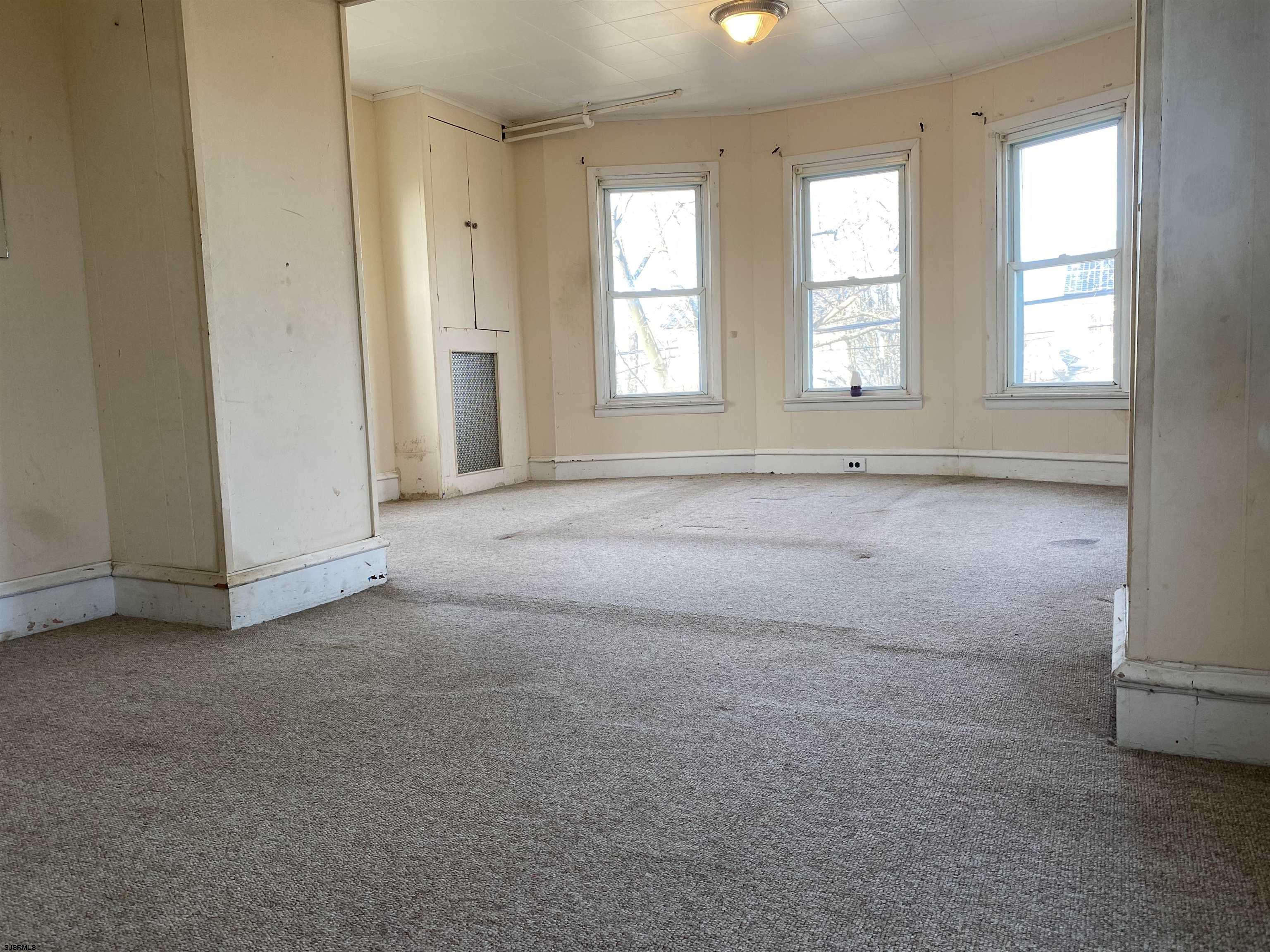 137 West Edgewater Avenue Pleasantville, NJ 08232 - Photo 26 of 36 an empty room with windows
