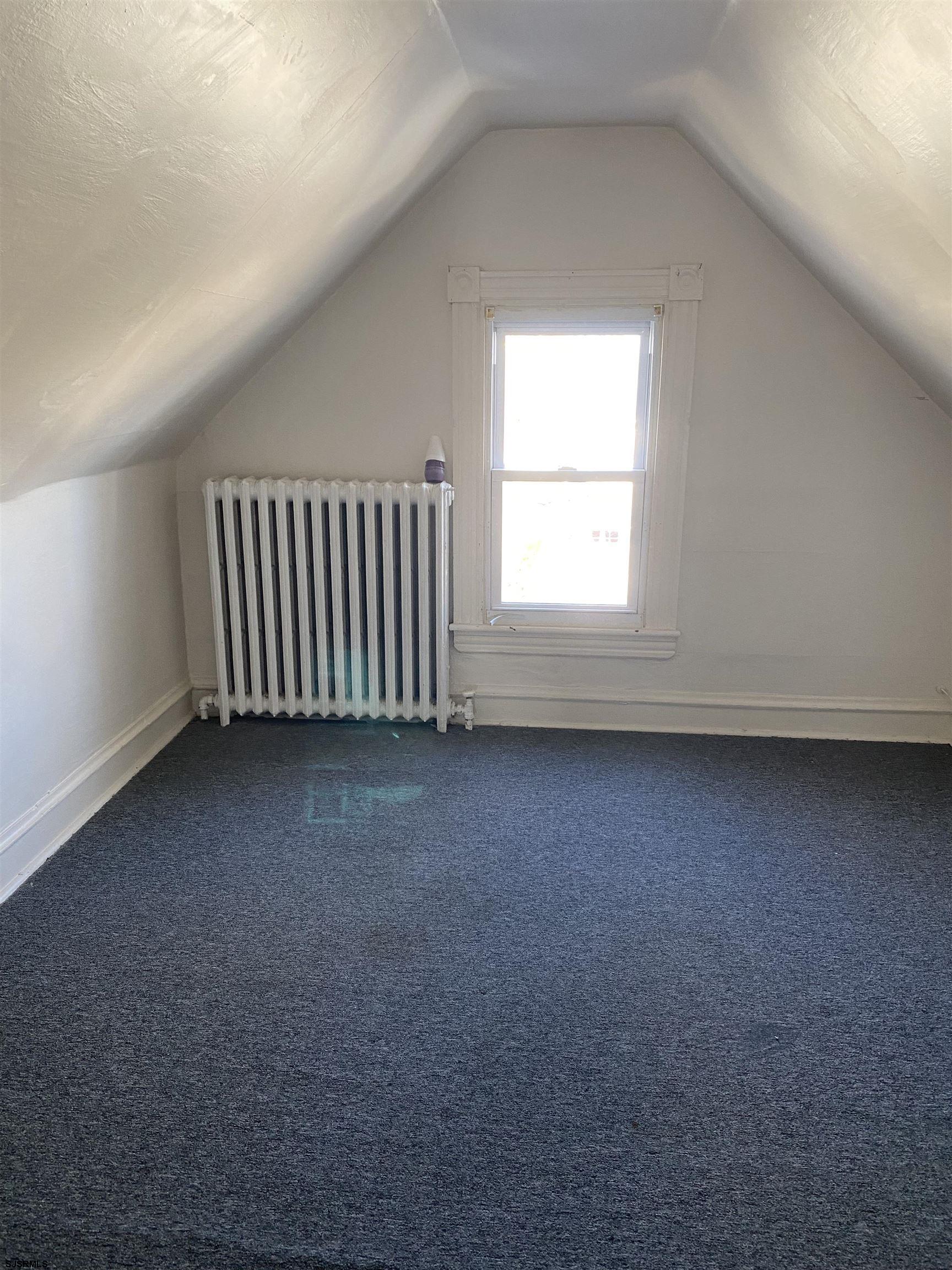 137 West Edgewater Avenue Pleasantville, NJ 08232 - Photo 27 of 36 an empty room with a window