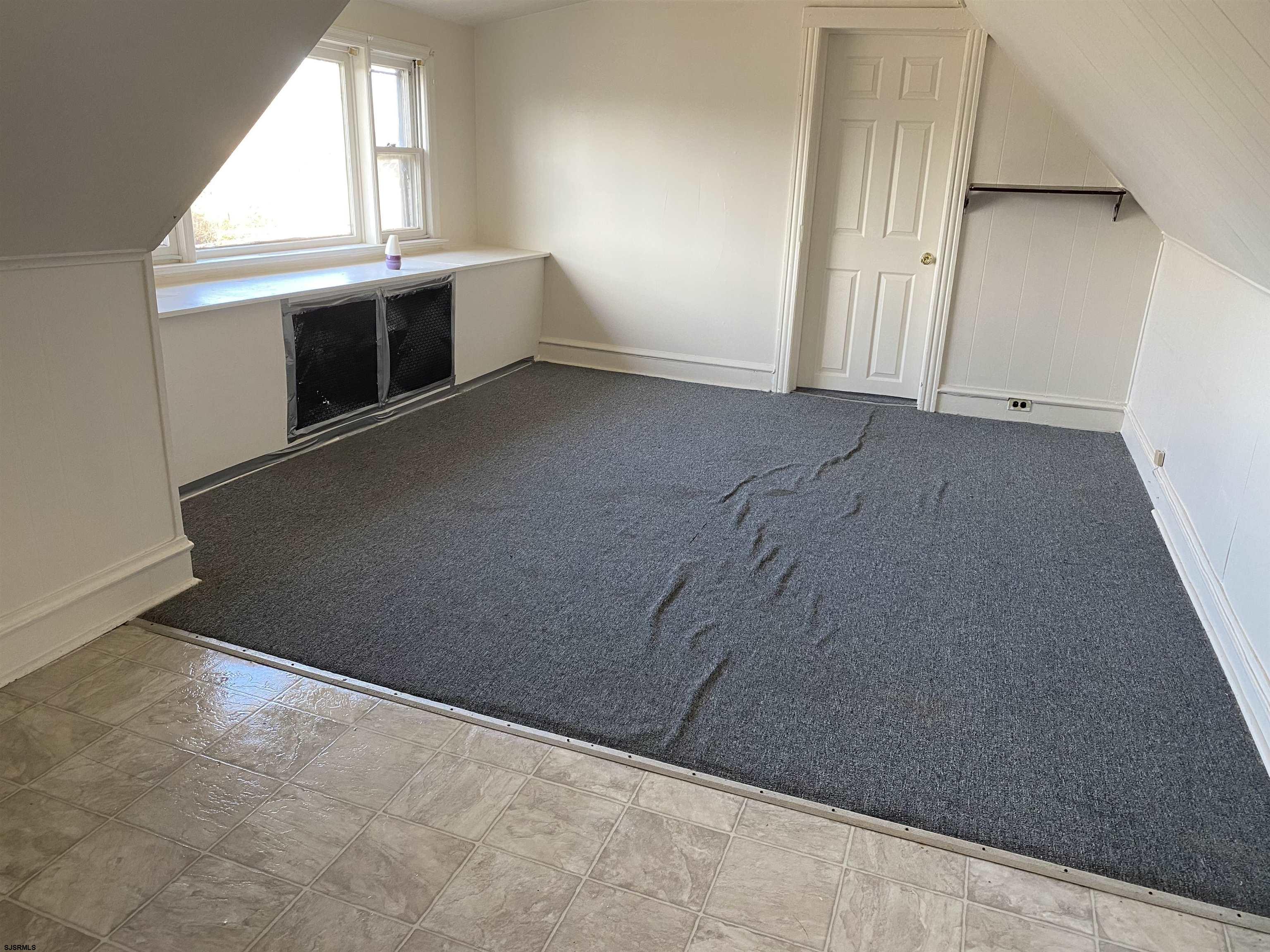 137 West Edgewater Avenue Pleasantville, NJ 08232 - Photo 28 of 36 an empty room with windows