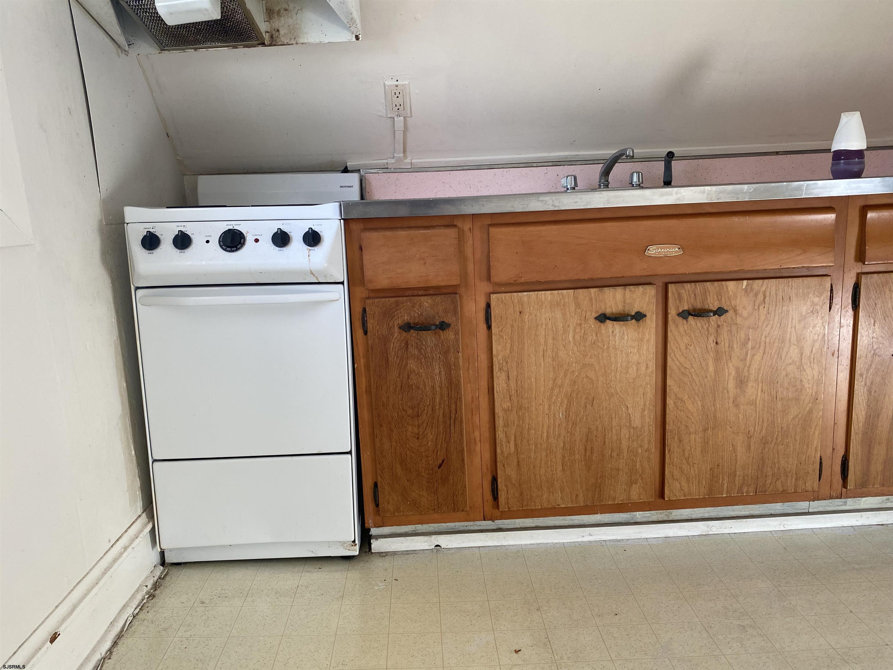 137 West Edgewater Avenue Pleasantville, NJ 08232 - Photo 33 of 36 a utility room with dryer and washer