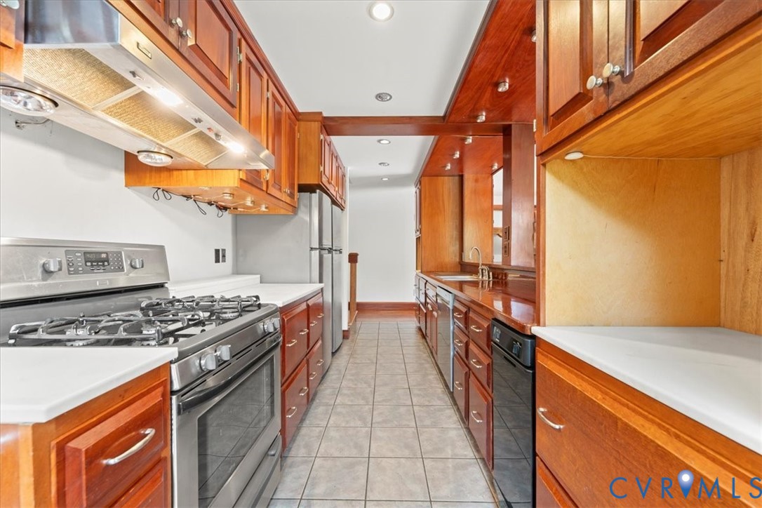 1208 Manteo Road Buckingham, VA 23921 - Photo 32 of 44 a kitchen with stainless steel appliances granite countertop a stove and a sink