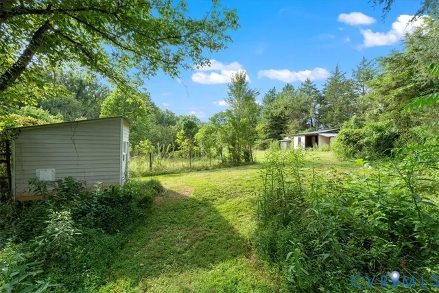 a view of a back yard