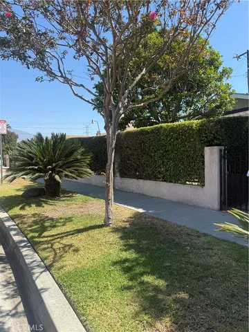 a view of a backyard