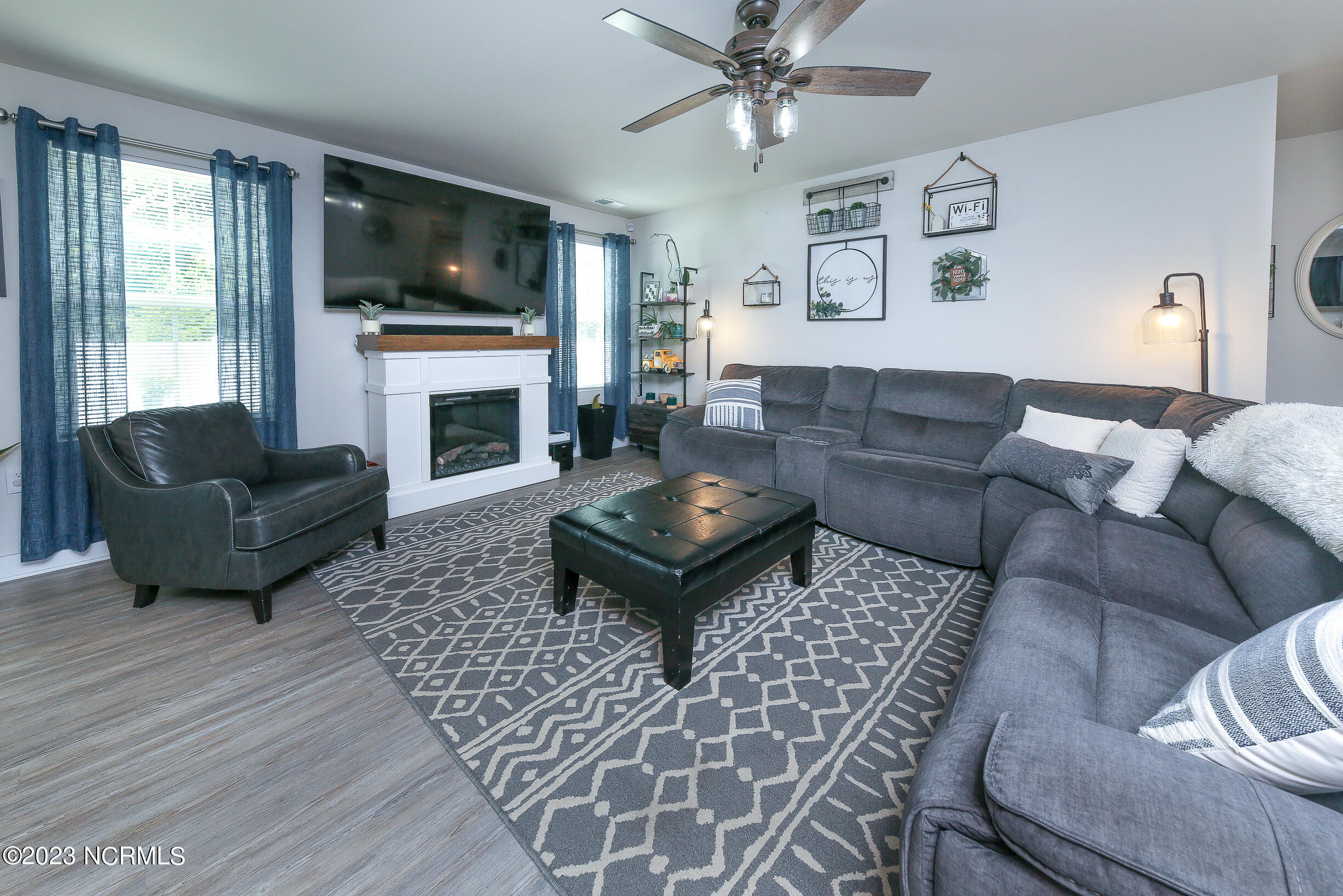 140 Hidden View Loop Moyock, NC 27958 - Photo 3 of 18 Large Livingroom