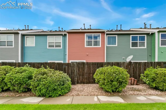 a view of a back yard of the house