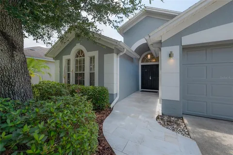 a view of entryway with livingroom