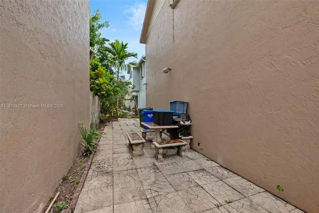 a chair and a table in a backyard