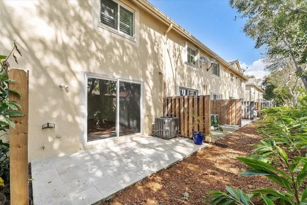 $3,500 | 2100 Hacienda Terrace, Weston, FL 33327