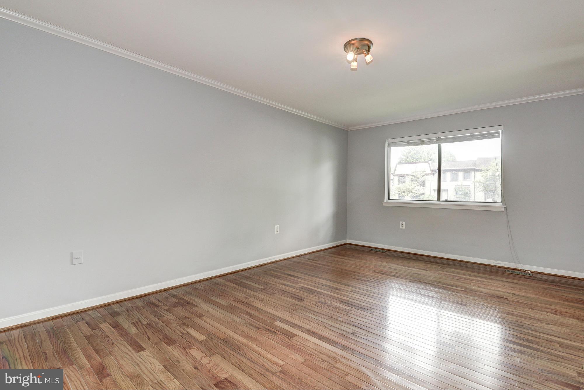 2924 Jermantown Road, Unit 16 Oakton, VA 22124 - Photo 4 of 19 Living Room