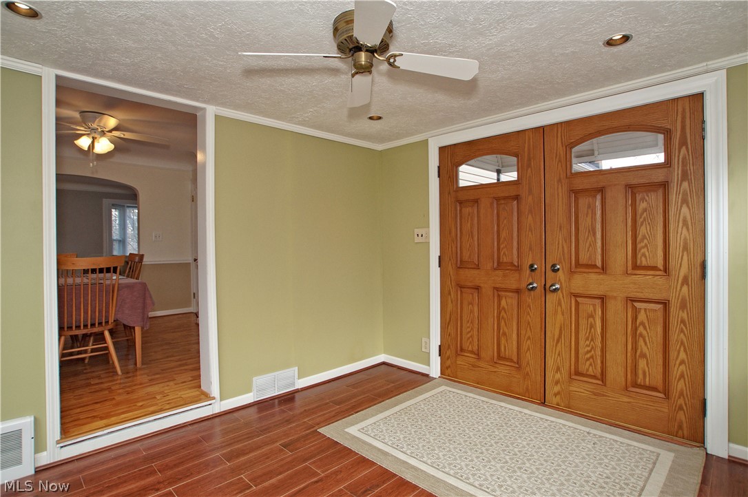 5720 Wellington Road Cleveland, OH 44124 - Photo 4 of 32