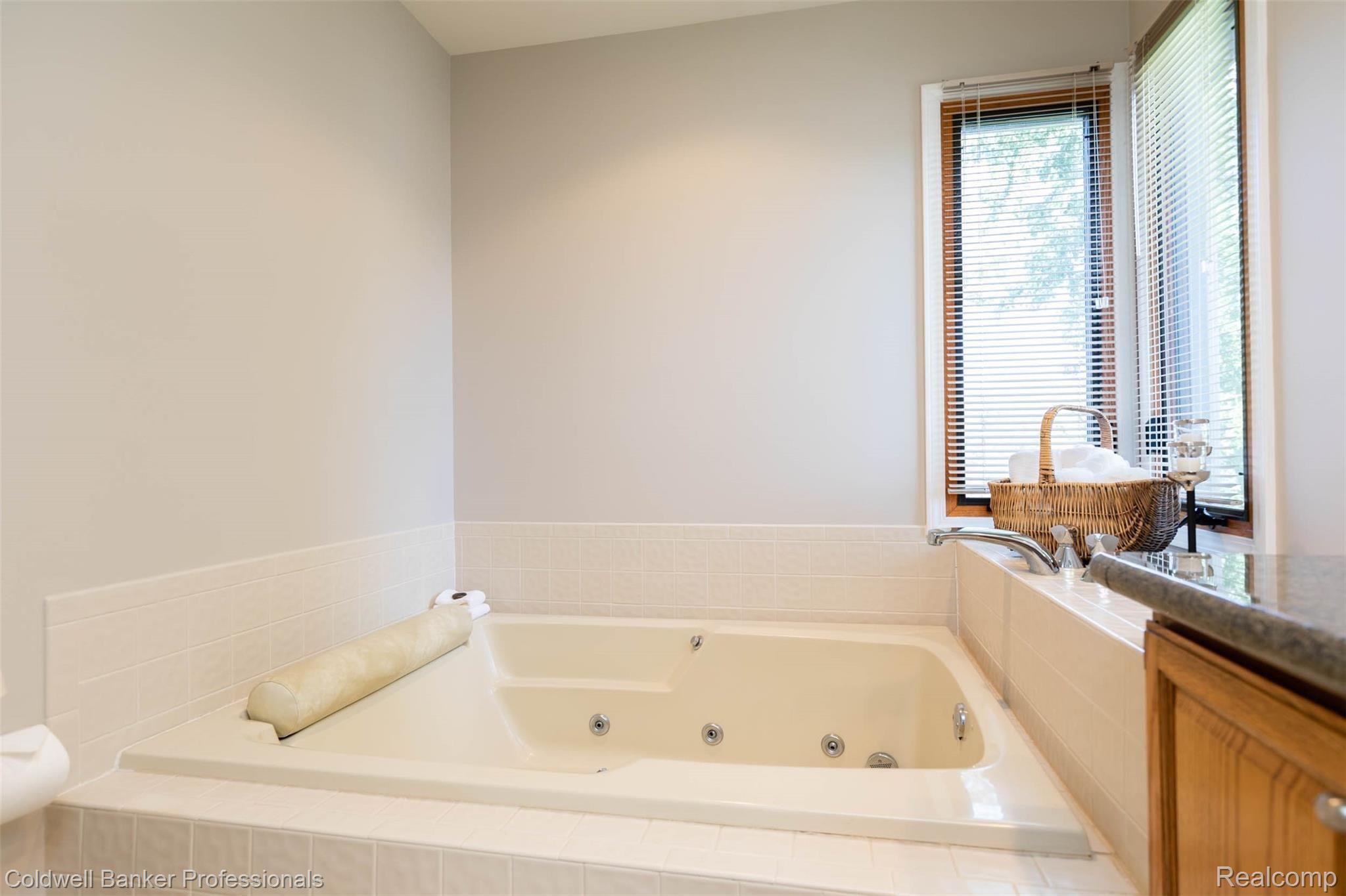 3472 Wedgewood Drive Rochester, MI 48306 - Photo 26 of 46 Jetted Tub