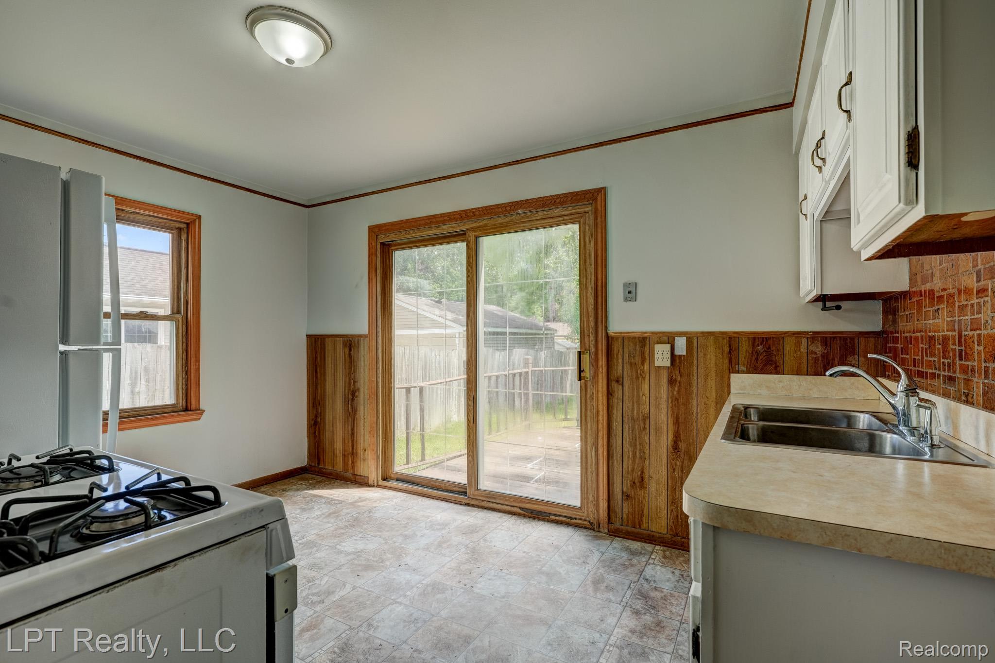 23038 Violet Street Farmington, MI 48336 - Photo 7 of 29 Kitchen