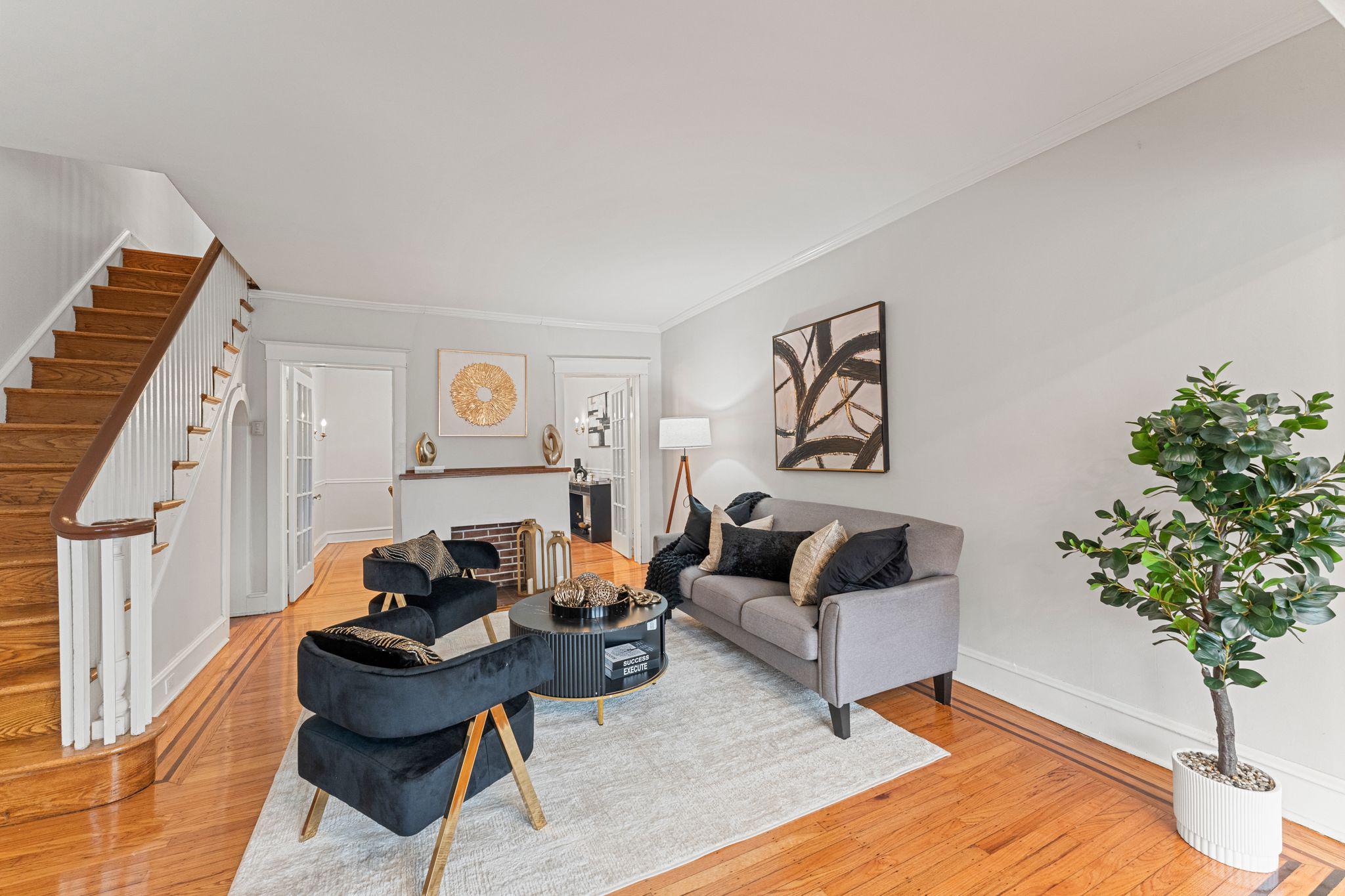 471 Pleasant Street Philadelphia, PA 19119 - Photo 4 of 22 Living room