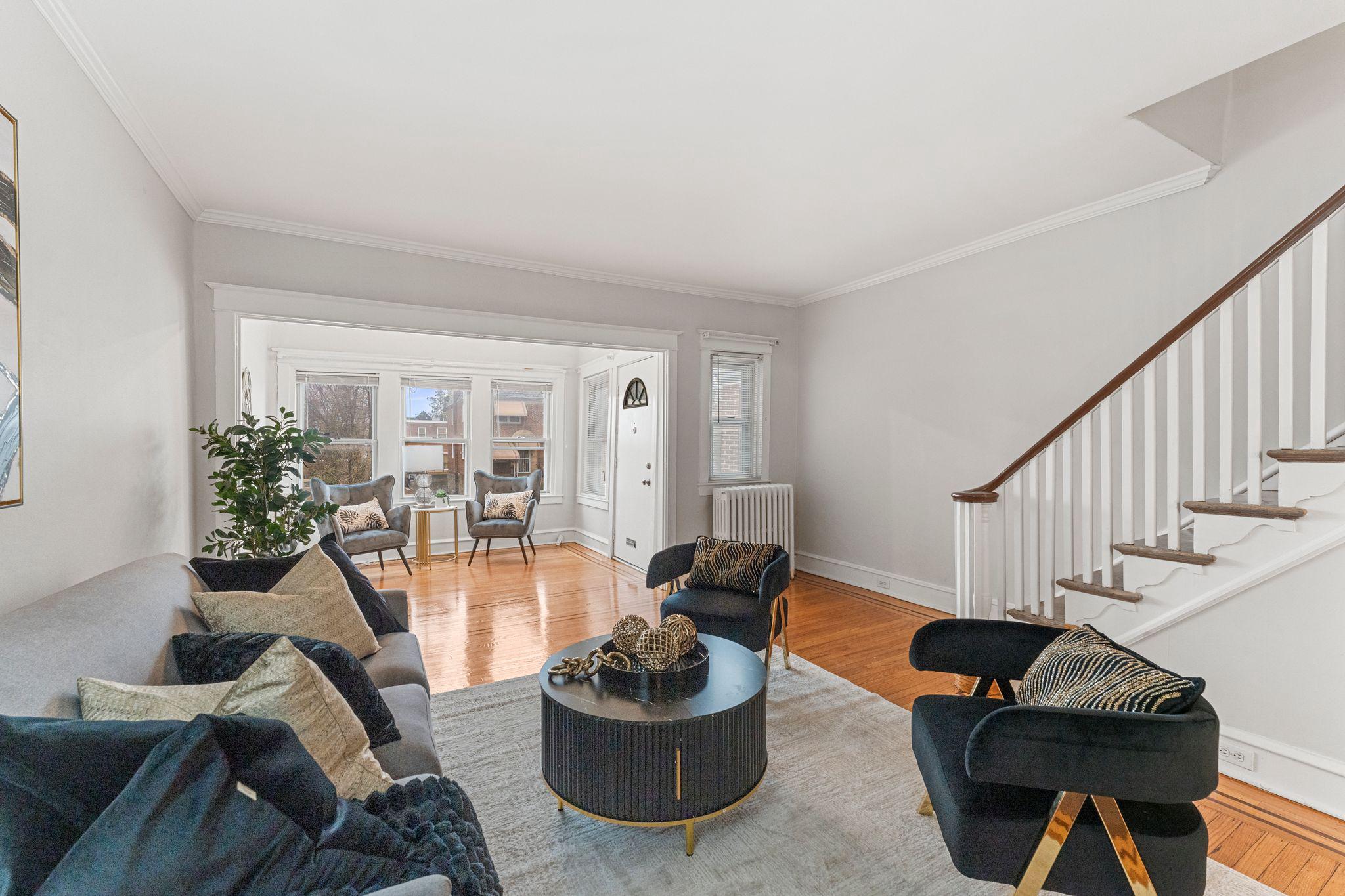 471 Pleasant Street Philadelphia, PA 19119 - Photo 5 of 22 Living room