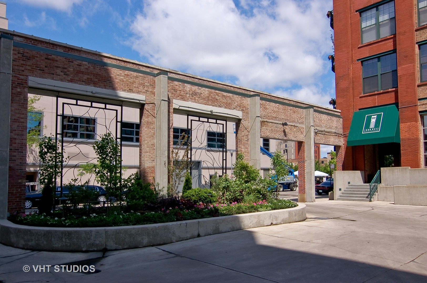 1000 West Washington Boulevard, Unit 348 Chicago, IL 60607 - Photo 2 of 9 front view of a building